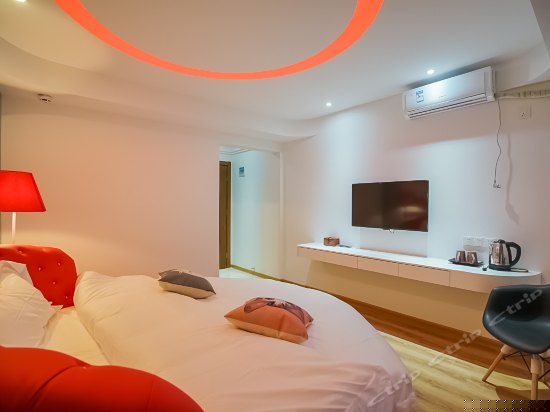 浪漫情侣圆床房