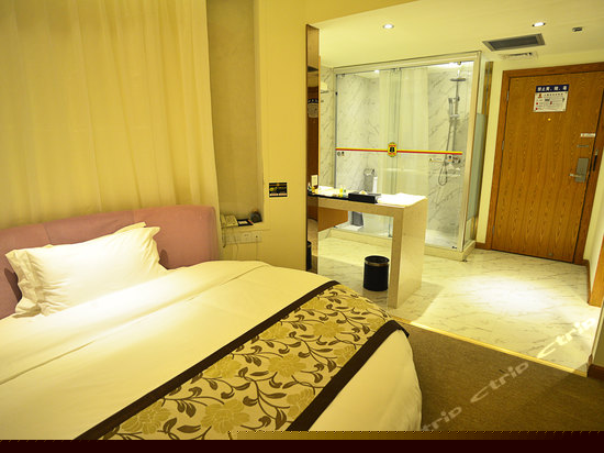 浪漫情侣圆床房