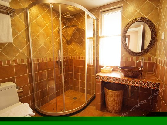 两房两床山景套房（露台景观）