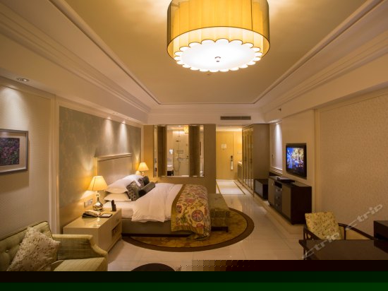 豪华湖景大床房