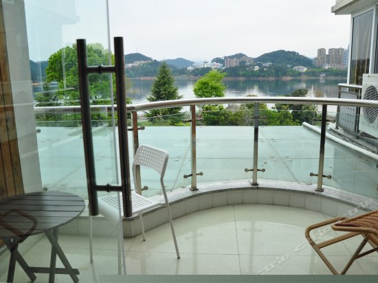 烟雨湖景大床房