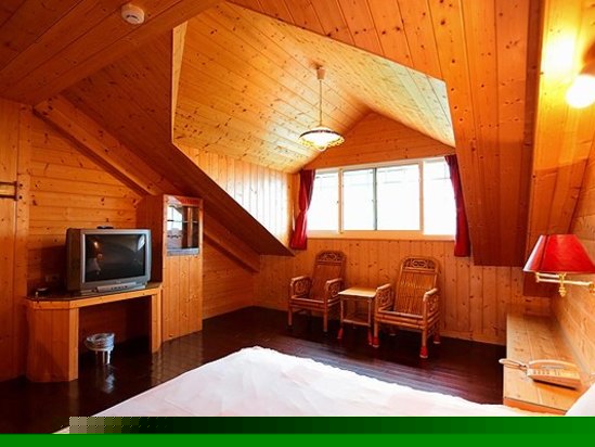 原木窗型四人房