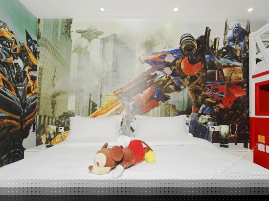 大嘴猴汽车巴士三床房