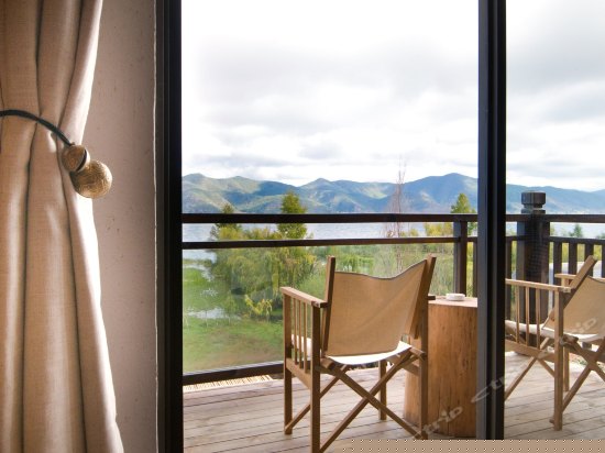 豪华湖景大床房