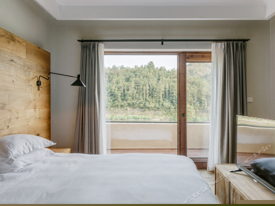 湖景豪华大床房