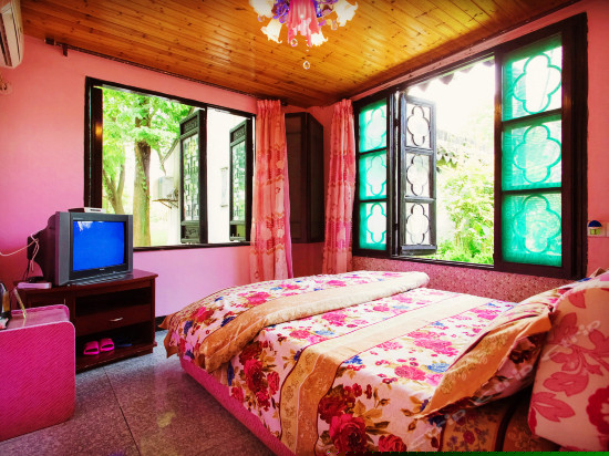 临河现代景观大床房