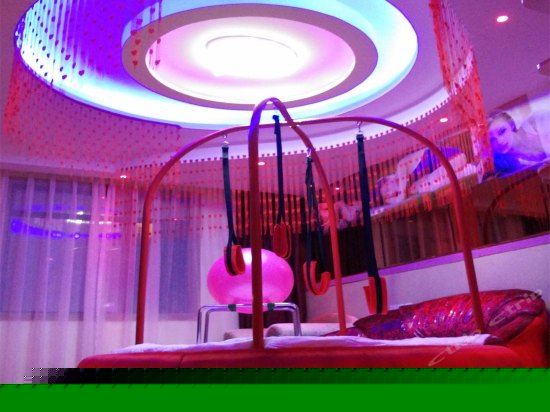 情趣电动红床房