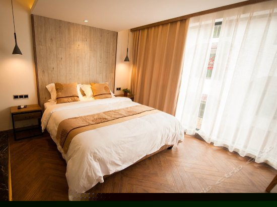 豪华落地景观大床房（106/210）