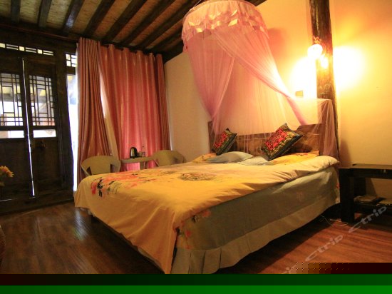 百奇温馨大床房