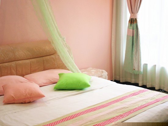 粉+绿撞色主题大床房