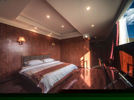 阳光假日旅豪华大床房