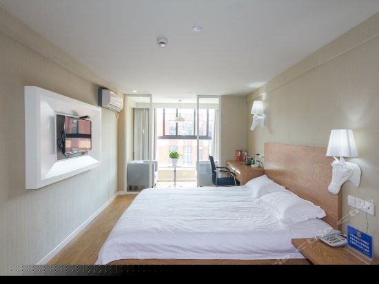 阳光豪华大床房