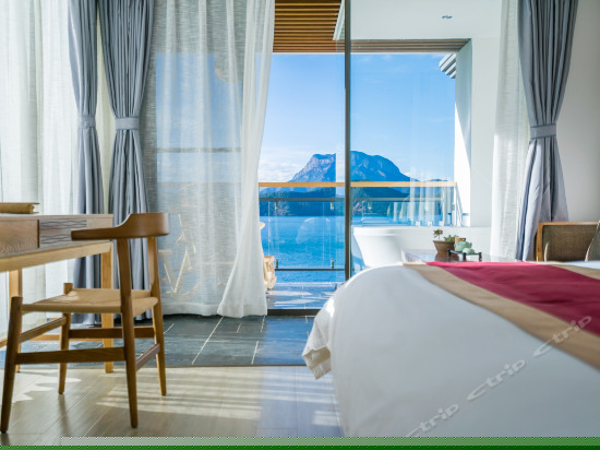 且叮咛270度湖景大床房