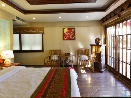 露台江景红木大床房