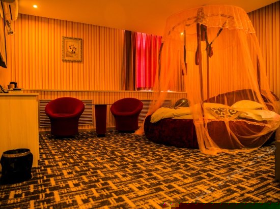 主题电动圆床房