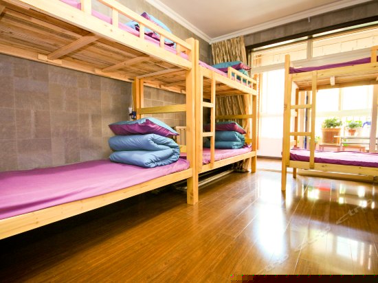 阳台阔景女生8人房(床位)