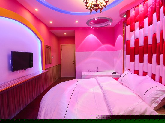 情侣浴缸圆床房