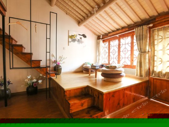 阳台复式家庭房