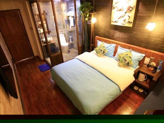 二楼豪华大床房