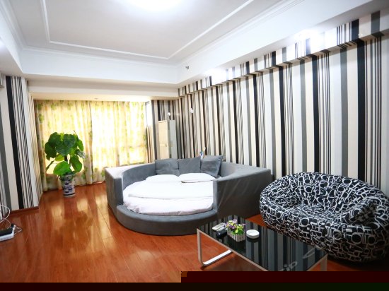 现代主题圆床房