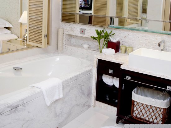 豪华湖景大床房