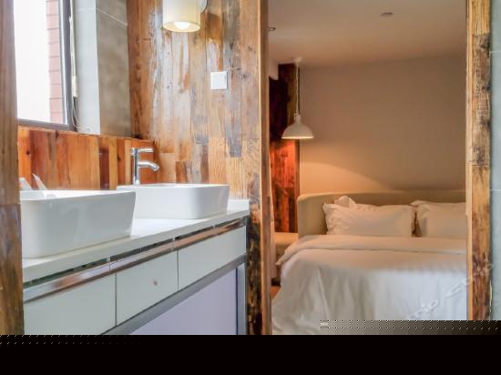 阳光豪华大床房