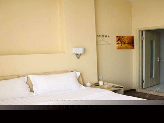 靠窗电脑大床间