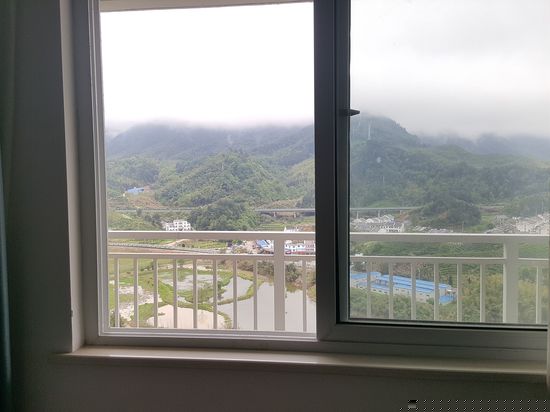林间湖景双卧