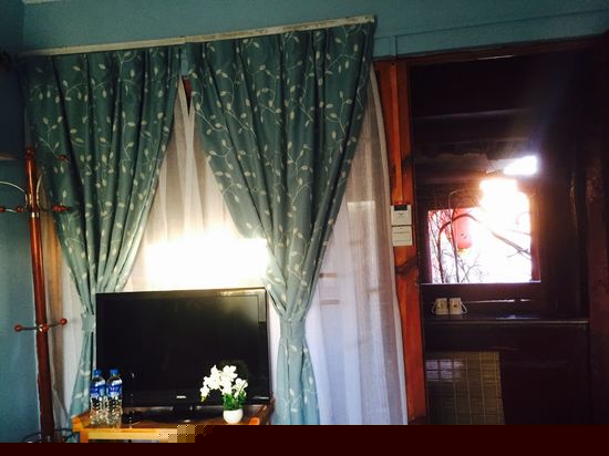 一面湖水大床房