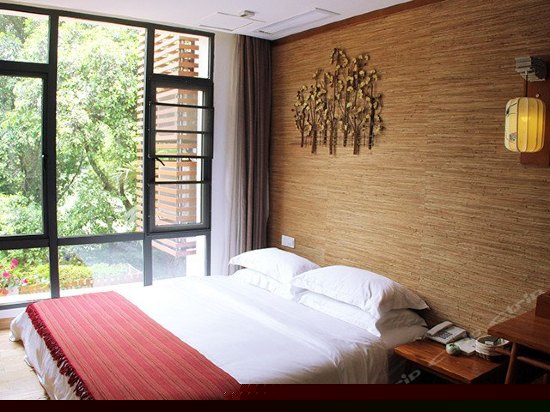 湖景露台阁楼房