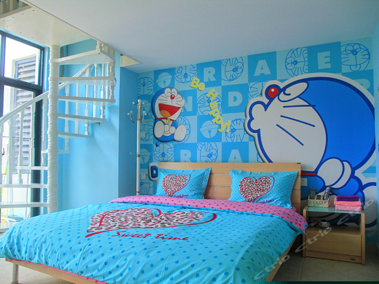哆啦A梦主题园景复式家庭房