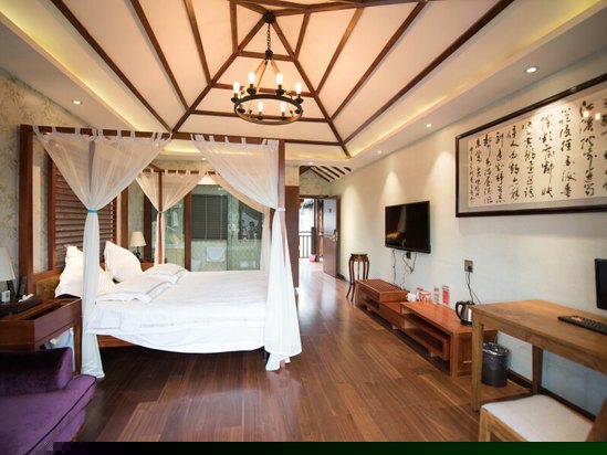 临水阳台大床房