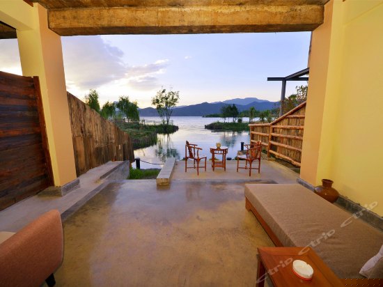 碧波泸沽湖景双床房