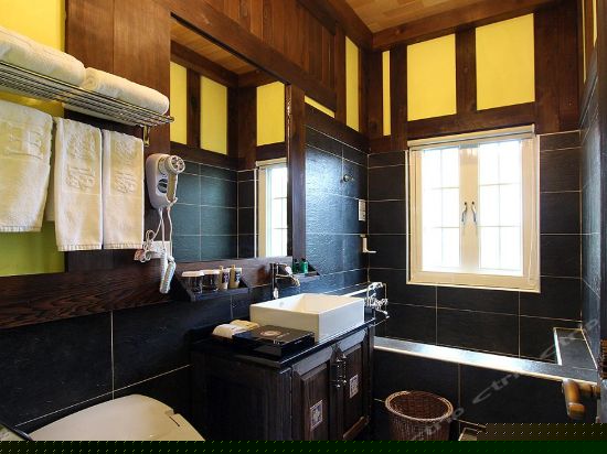 泳池海景双人房