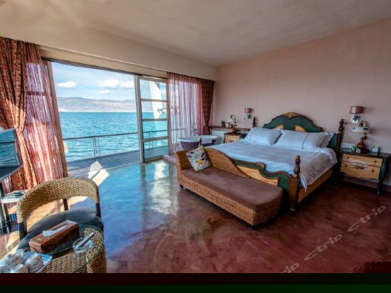 270°豪华海景泰式303号大床房