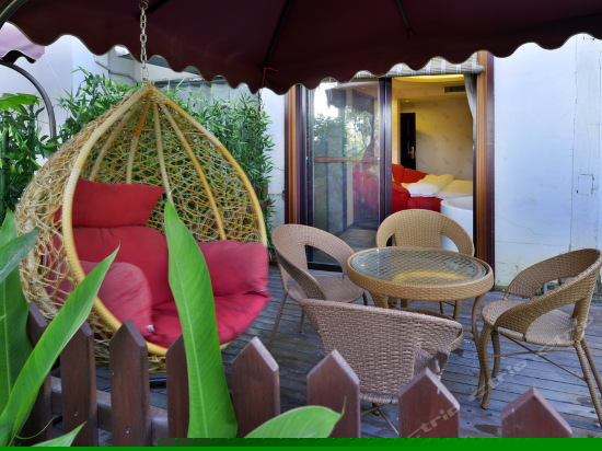 花园江景露台蜜月大床房