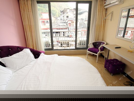 阳台观景温馨圆床房