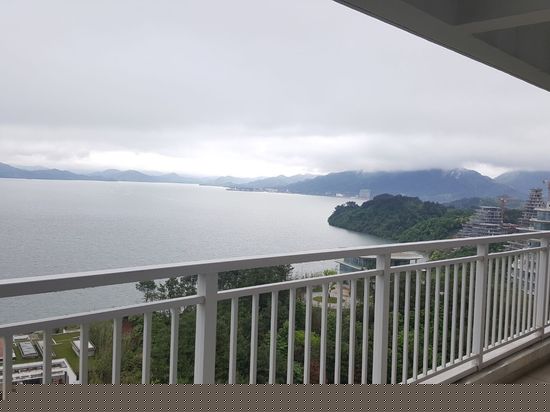 林间湖景双卧