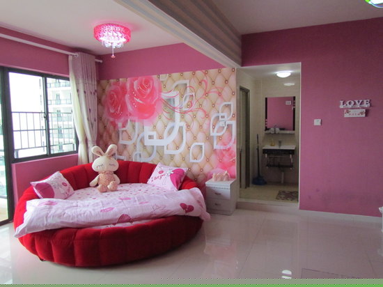 温馨蜜月圆床房