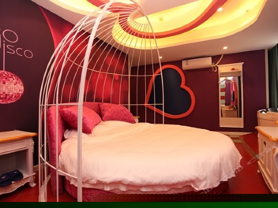 情侣主题圆床房