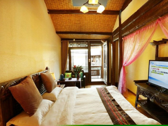 二楼精品雪山观景大床房