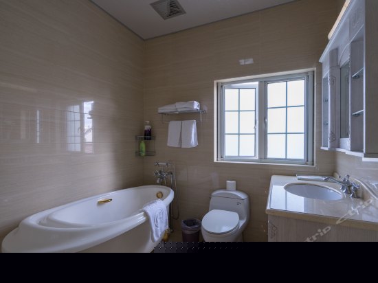 花园别墅欧式阳光二卧室套房