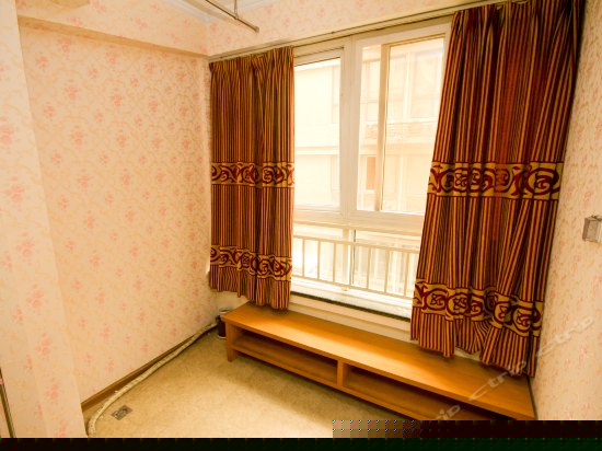 温馨电脑家庭房