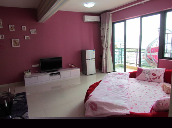 温馨蜜月圆床房