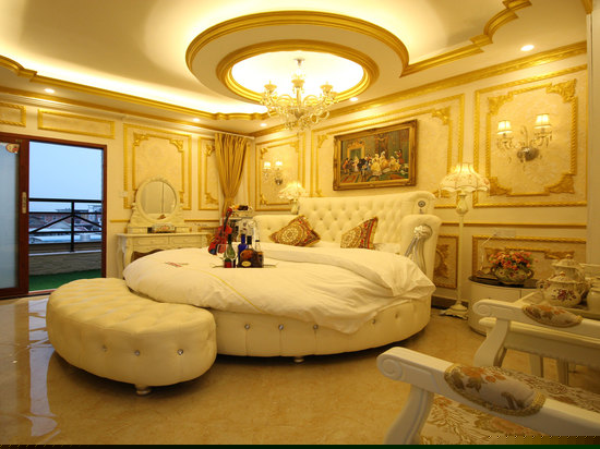 奢华宫廷圆床房