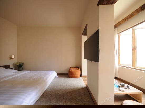 此空一楼榻榻米景观大床房