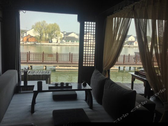 伊人小筑（临湖套间）