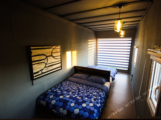 摩登工业四人房