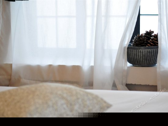 二楼素锦大床房