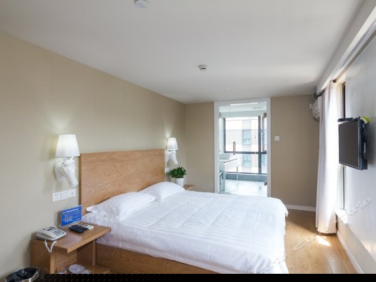 阳光豪华大床房